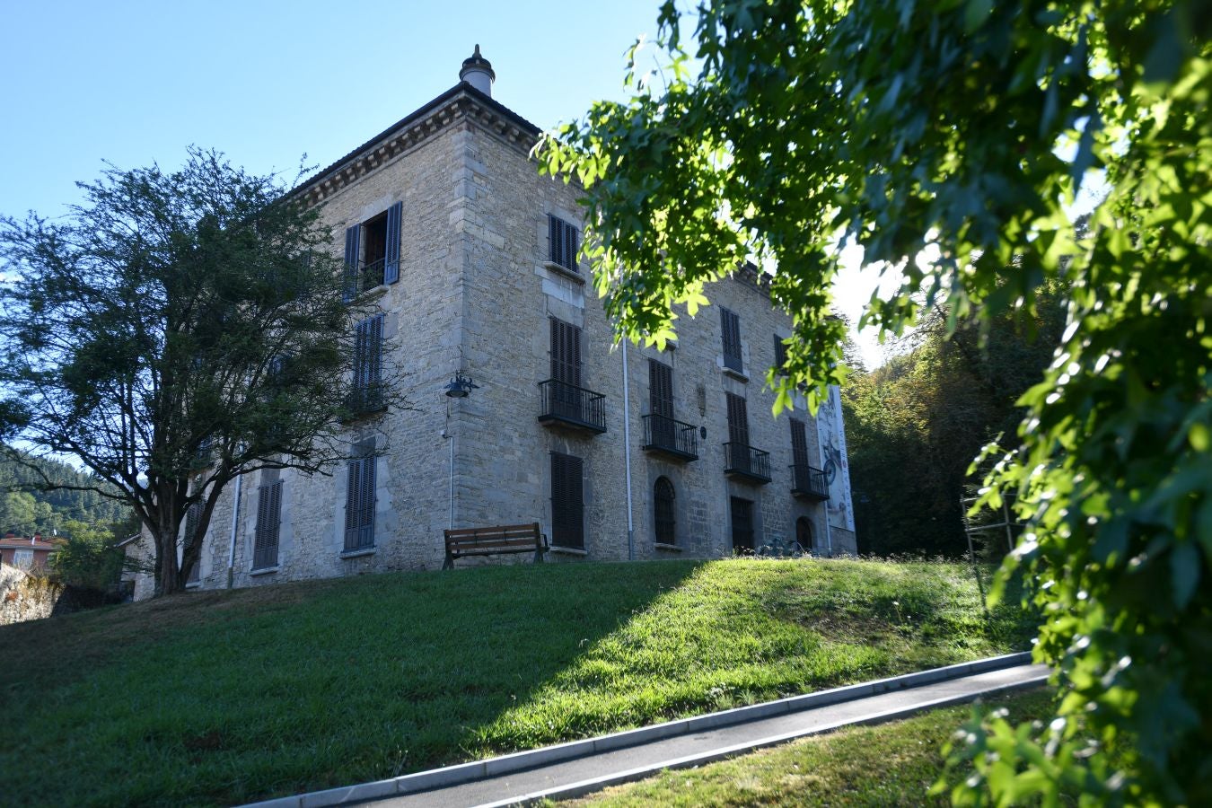 Villa de tradición textil, escenario del aislamiento del wolframio y del abrazo que puso fin a una guerra, conserva un buen número de palacios y casas torre de los siglos XVI y XVII