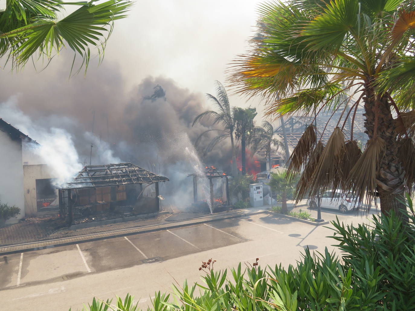 Efectivos del Plan Infoca y del Consorcio Provincial de Bomberos trabajan en la zona