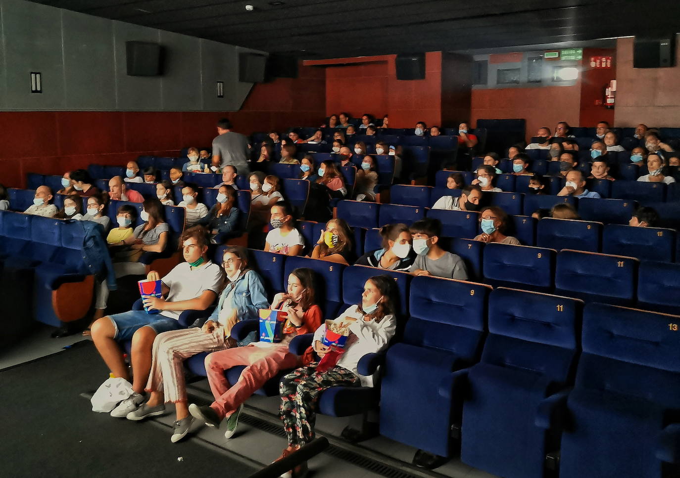 Mascarillas y separación de grupos en los cines Niessen de Errenteria.