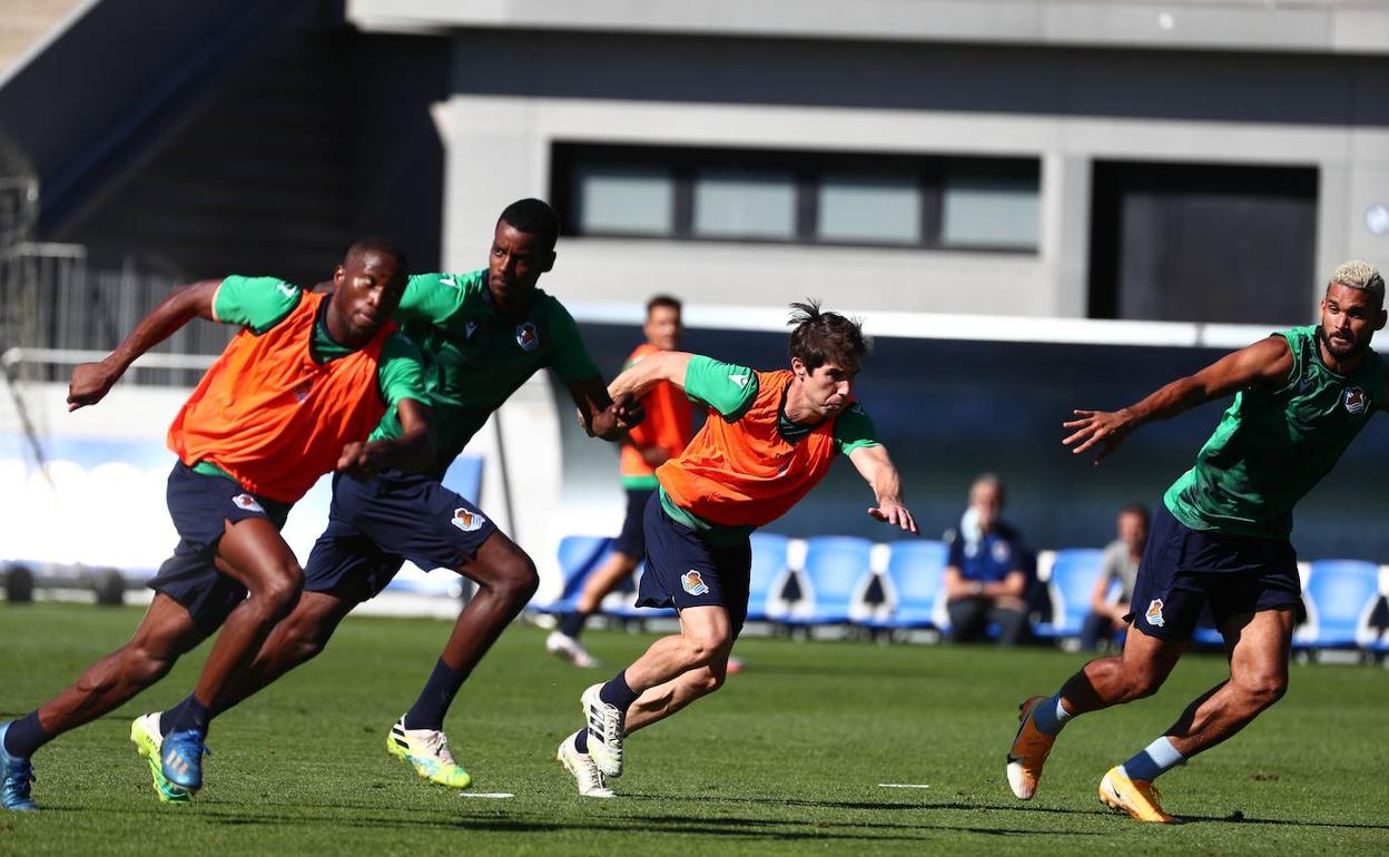 Sagnan, Isak, Aritz Elustondo y Willian José esprintan en un entrenamiento de esta semana.