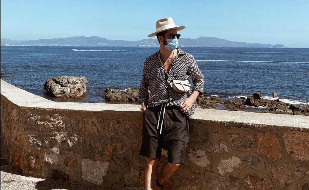 El 'influencer' despide los días de verano en La Escala, en la Costa Brava, con su inseparable sombrero de ala ancha.