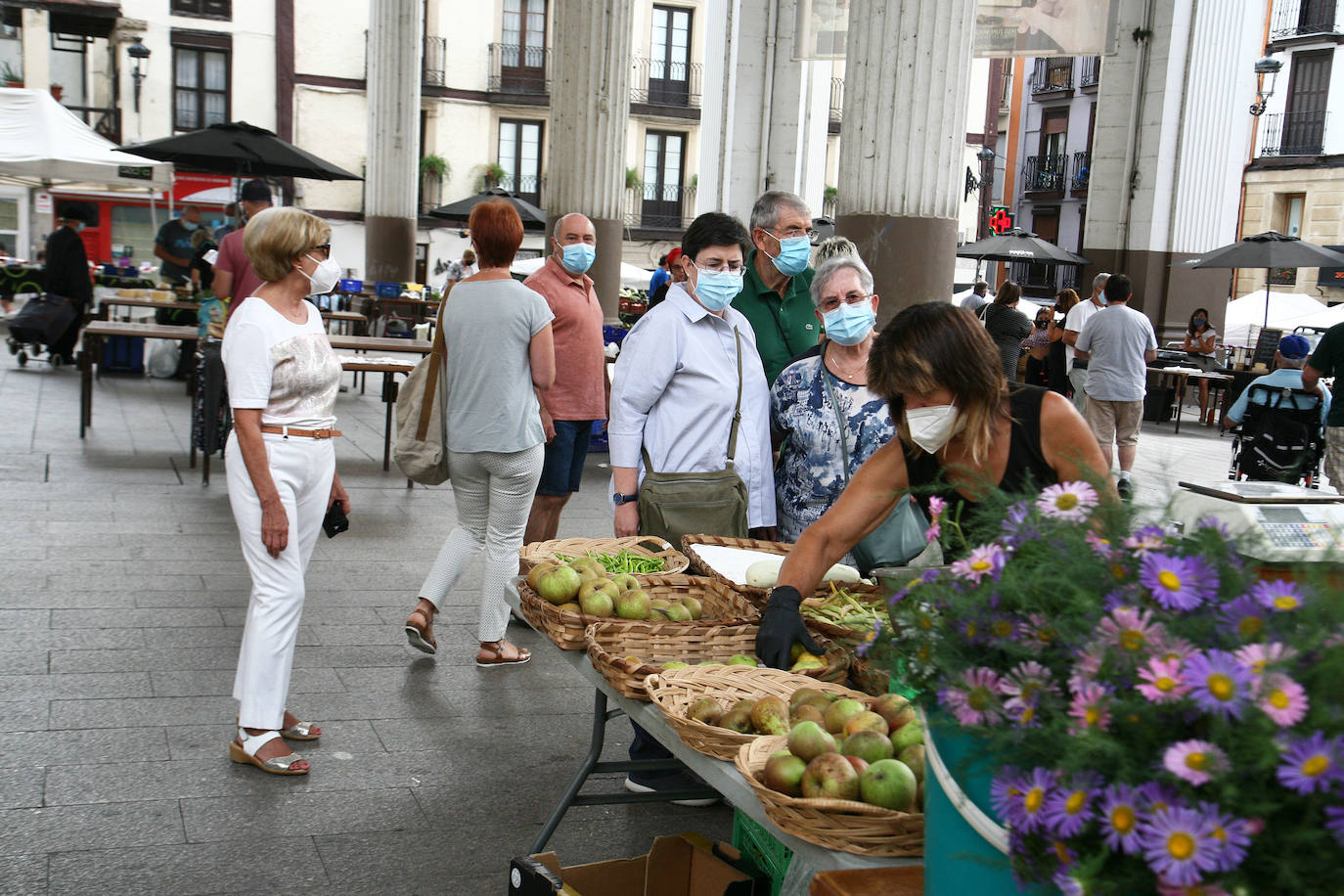 El tradicional mercado de Ordizia, incluso con mascarillas y distancias de seguridad, mantiene intacto su atractivo. 