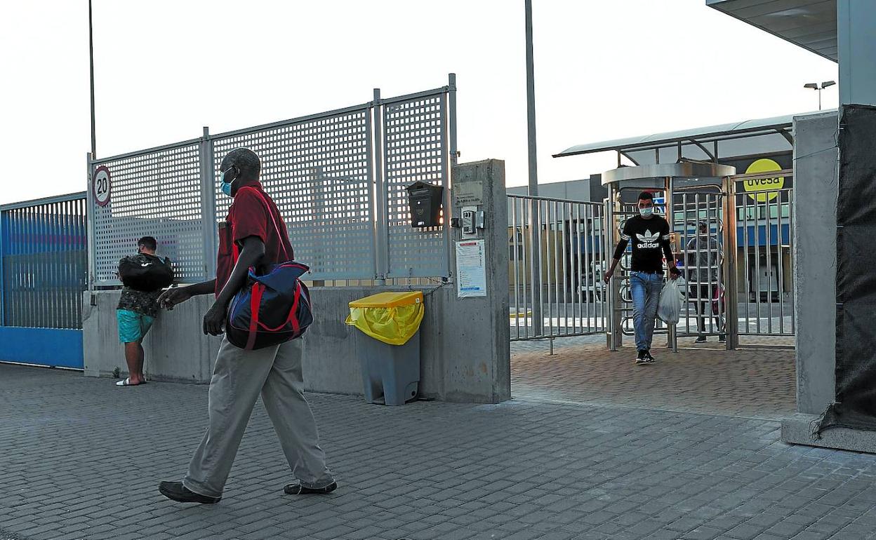 Empleados de Uvesa, en Tudela, abandonan la fábrica después de que el viernes tuviera que cerrar tras detectarse 197 positivos por Covid.