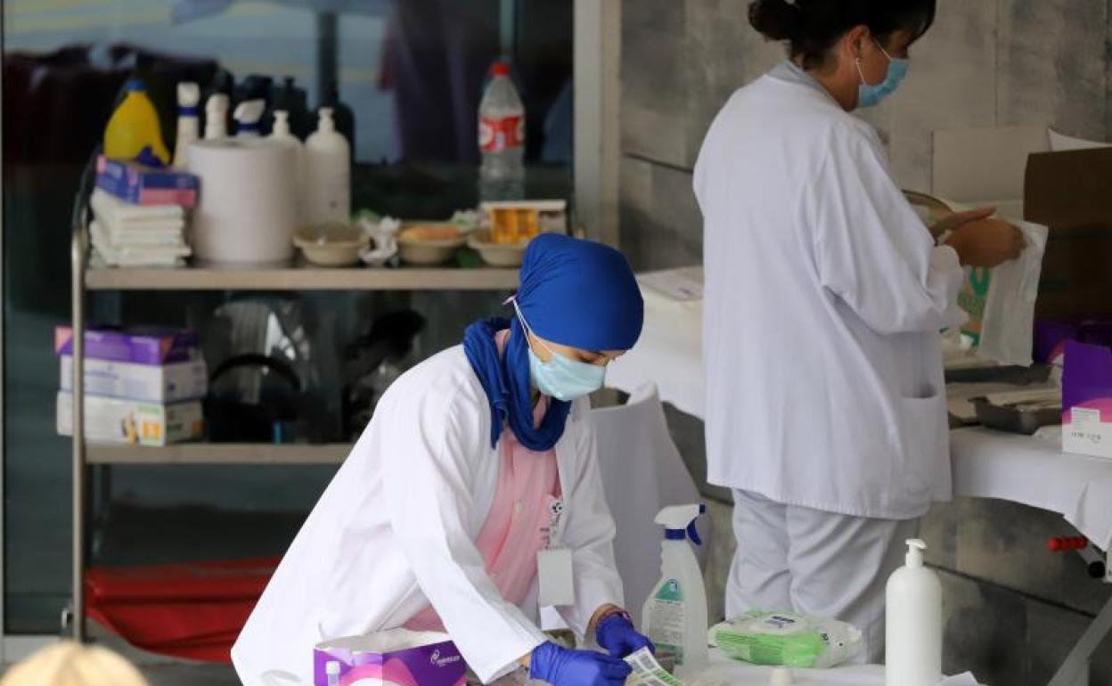 Una enfermera realiza pruebas PCR en el Hospital de Eibar.