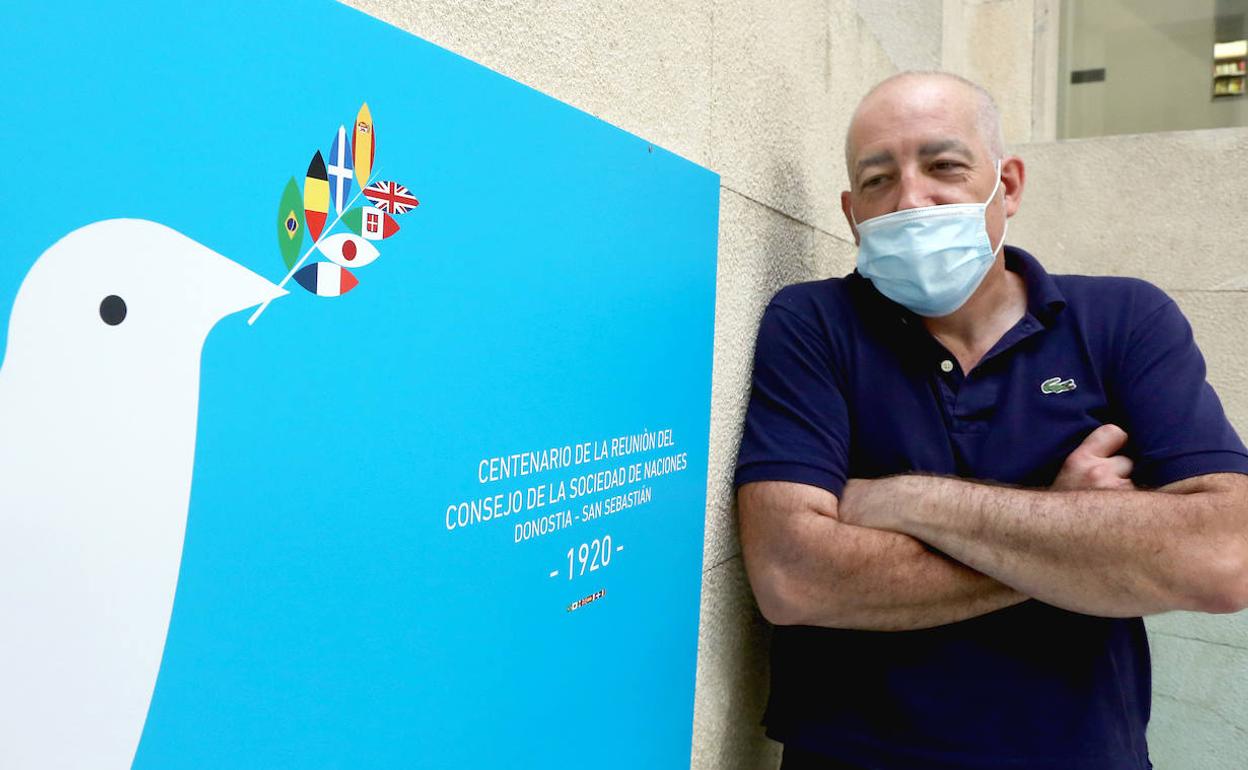 Carlos Rilova, junto al cartel de la exposición que él mismo ha diseñado. 