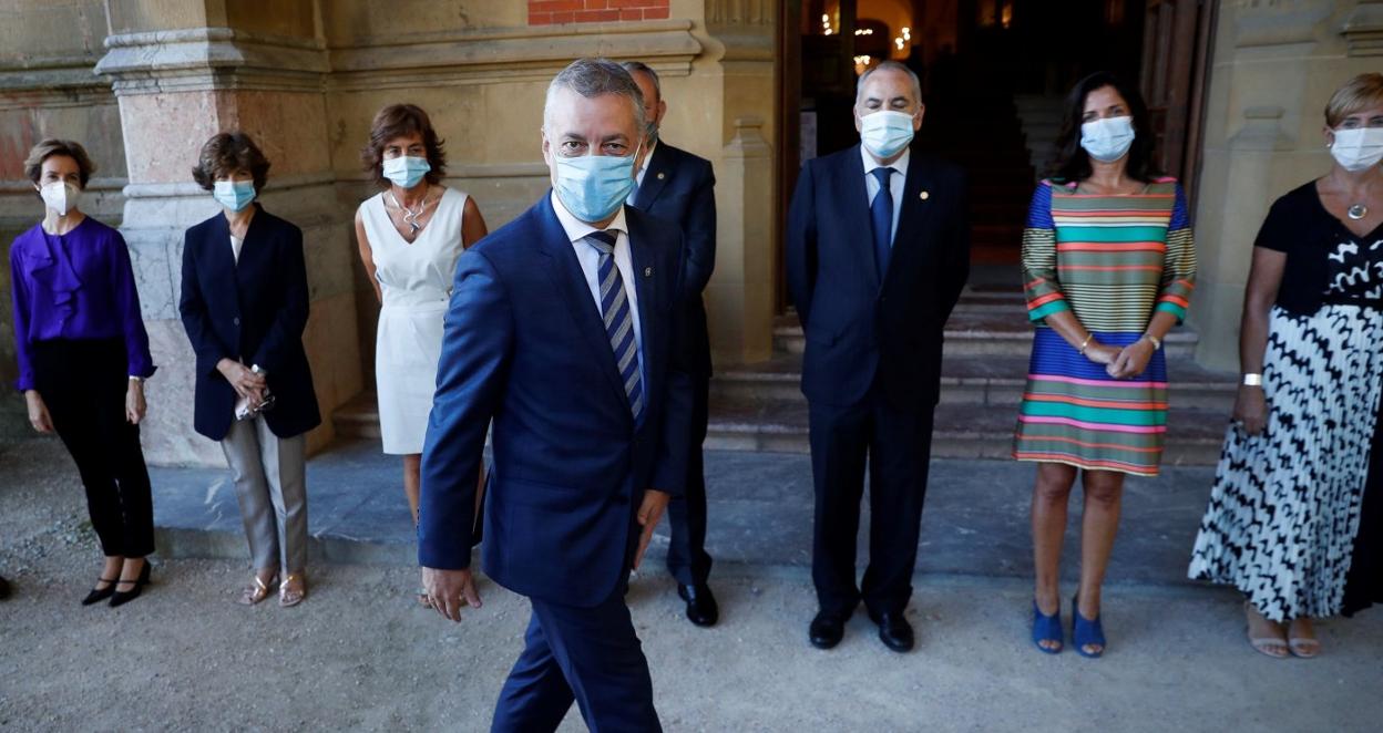 Iñigo Urkullu, el martes de la semana pasasa a su llegada al Palacio de Miramar, donde le esperaban sus consejeros. 