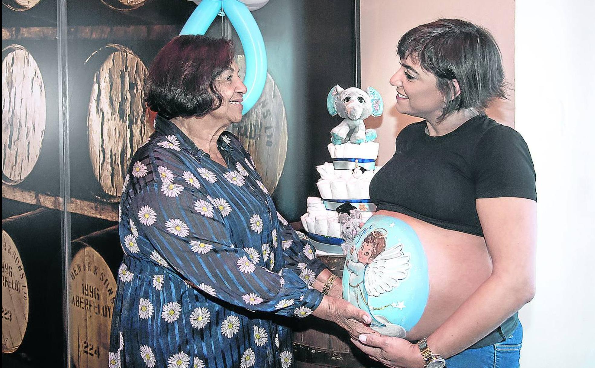 Andrea con su madre, Edna Esteves dos Santos, cuando estaba embarazada de ocho meses.