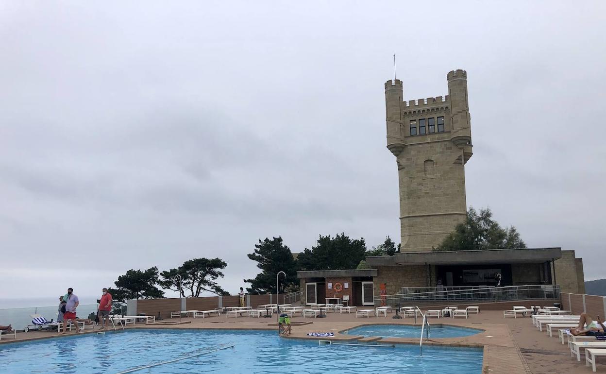 Este es uno de los secretos del hotel Monte Igueldo: la enorme piscina situada bajo el torreón. 