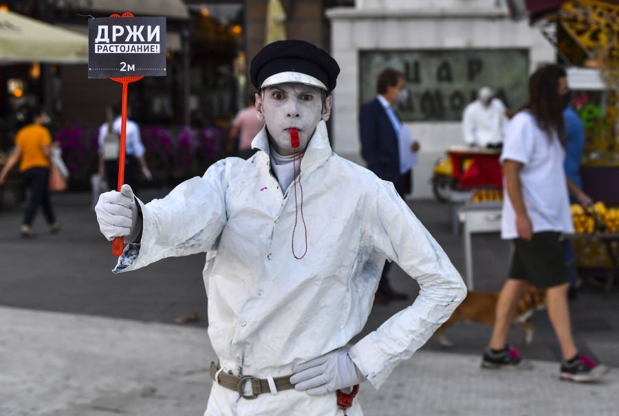 Respetando las medidas de seguridad y el distanciamiento social, los concursantes del Festival de estatuas vivientes 2020 han salido a las calles de Skopie, Macedonia, para animar a la población. 