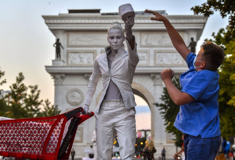 Respetando las medidas de seguridad y el distanciamiento social, los concursantes del Festival de estatuas vivientes 2020 han salido a las calles de Skopie, Macedonia, para animar a la población. 