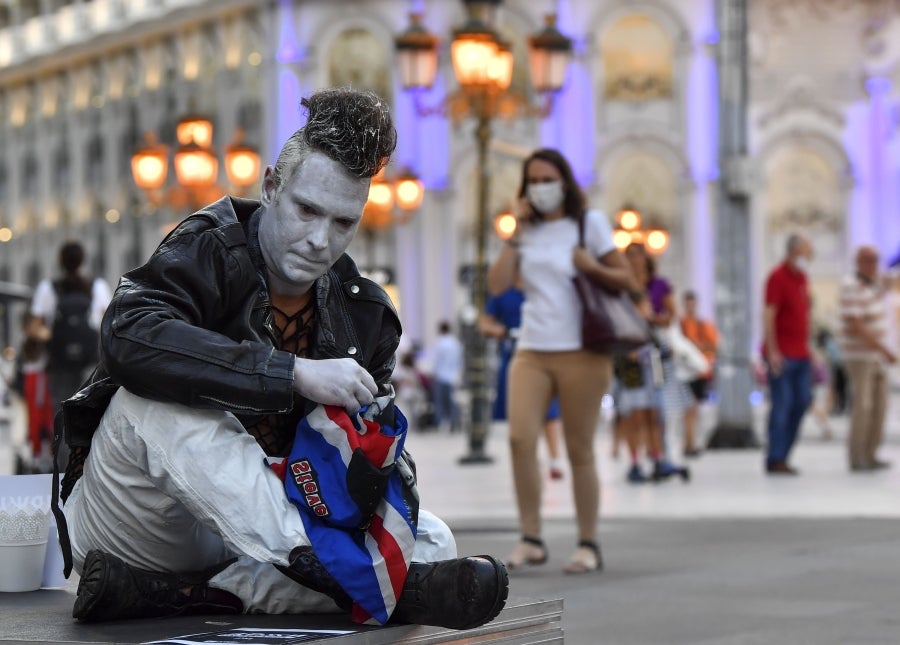 Respetando las medidas de seguridad y el distanciamiento social, los concursantes del Festival de estatuas vivientes 2020 han salido a las calles de Skopie, Macedonia, para animar a la población. 