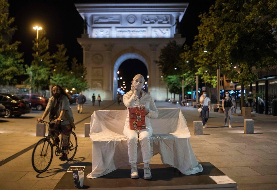 Respetando las medidas de seguridad y el distanciamiento social, los concursantes del Festival de estatuas vivientes 2020 han salido a las calles de Skopie, Macedonia, para animar a la población. 