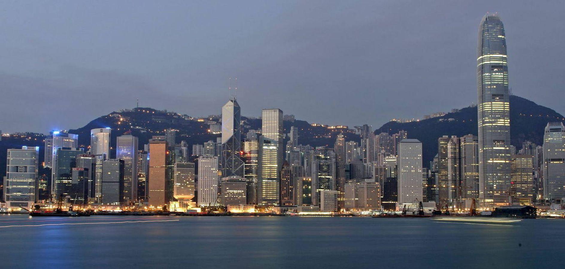 71 multimillonarios viven en la ciudad china de Hong Kong, un lugar que es un enclave estratégico tanto en la industria como los negocios. Sus fortunas acumulan 321.000 millones de dólares y el magnate inmobiliario Lee Shau Kee es la persona con más dinero, con una riqueza de más de 28.000 millones de dólares