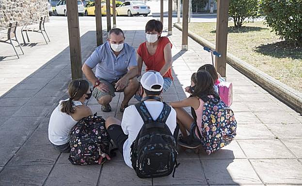 Xabier y Debora hablan con sus cuatro hijos antes del primer día de clase. 