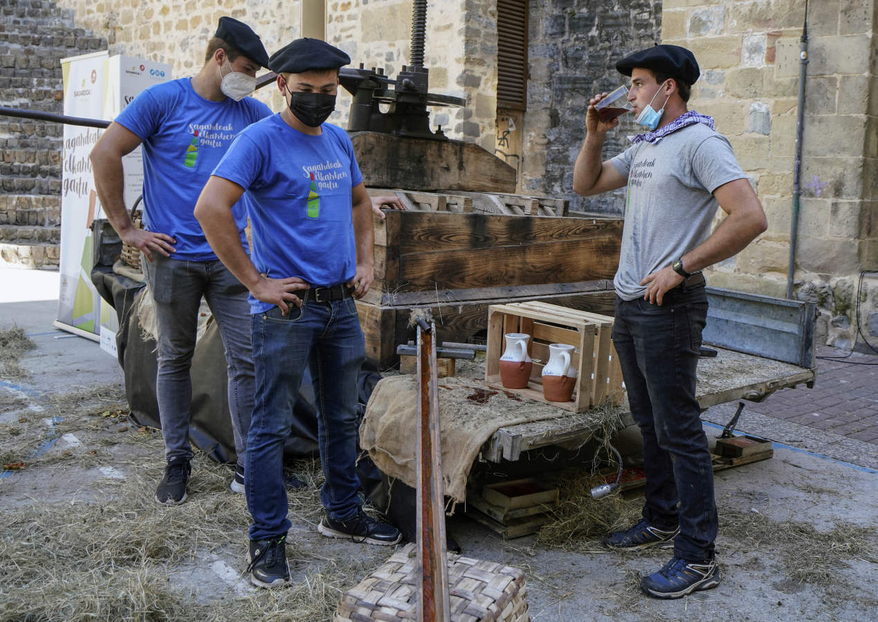 Este año no habrá 'Sagardo Eguna' debido a la pandemia del Covid-19. La campaña se llevará a cabo en bares y restaurantes guipuzcoanos y en ella participan todos los hosteleros y sidrerías que se han inscrito, en total 40. 