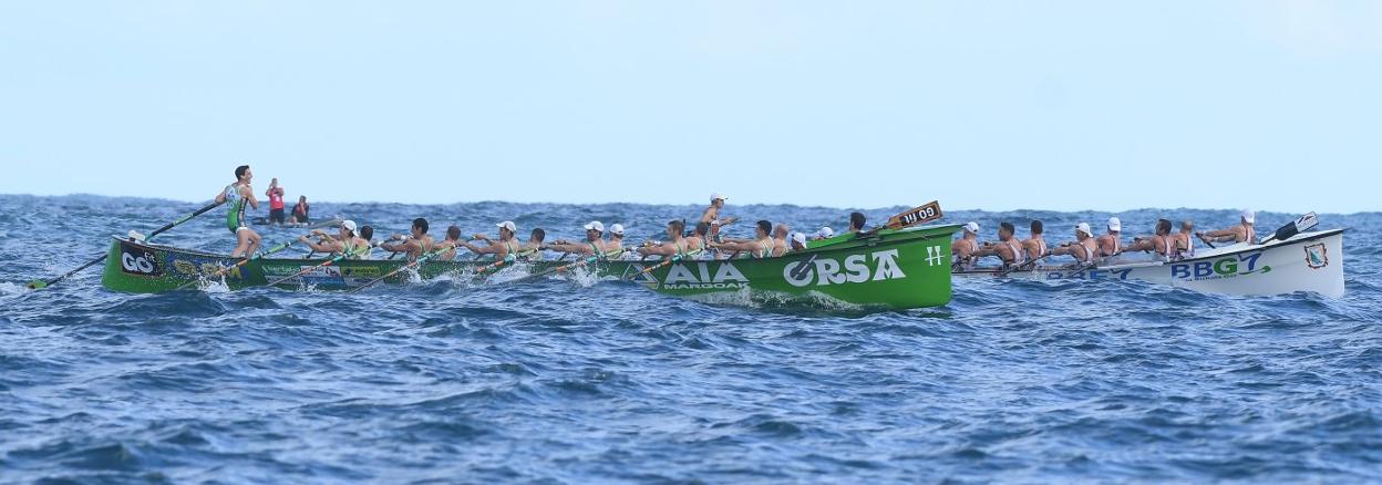 Hondarribia y Zierbena pugnan durante el segundo largo instantes antes de que el juez mandara a babor a los galipos. 
