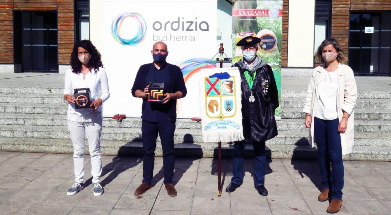 Miriam Molina, Adur Ezenarro, José Ignacio Iturrioz y Leire Arandia durante la presentación ayer en Barrena. 