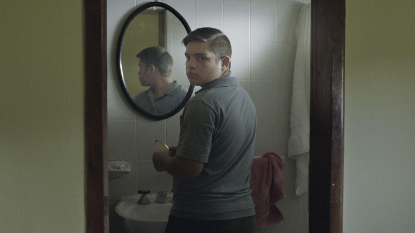 'NOSOTROS NUNCA MORIREMOS - WE WILL NEVER DIE' de EDUARDO CRESPO. Una producción de origen argentino, que narra la historia de Rodrigo, quien pierde a su hermano y durante el duelo va dejando la infancia detrás para convertirse en joven. Eduardo Creso (Crespo, Argentina, 1983) como director de fotografía ha conseguido el Premio Horizontes en San Sebastián por 'De nuevo otra vez' (2019). Así mismo también ha dirigido los largometrajes 'Tan cerca como pueda' y 'Crespo' 