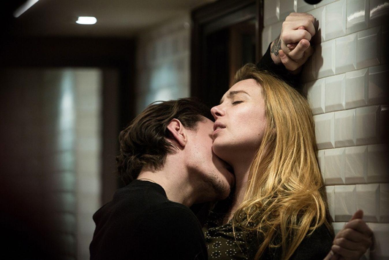 'PASSION SIMPLE' de DANIELLE ARBID. Los anteriores largometrajes de ficción de Danielle Arbid (Beirut, 1970), 'Dans les champs de bataille' (2004) y 'Un homme perdu' (2007) fueron seleccionadas para la Quinzaine des Réalisateurs en el Festival de Cannes. Su tercer película 'Peur de rien' obtuvo el Prix de L'Académie Lumière de la prensa extranjera en Francia 2016. Passion Simple formaba parte de la selección oficial del Festival de Cannes que fue cancelado por la covid-19 