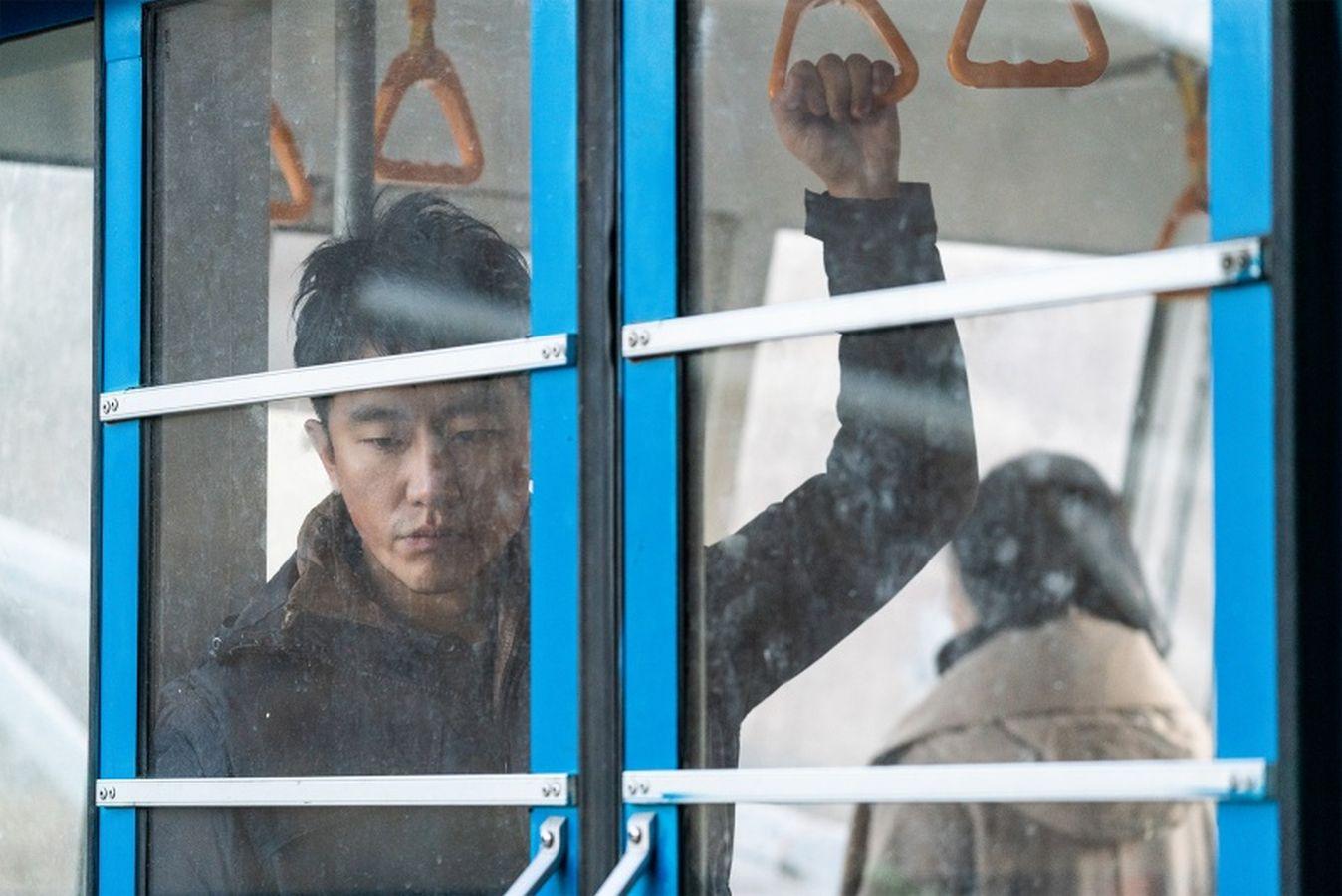 'WUHAI' de ZHOU ZIYANG. El director Zhou Ziyang, dirigió en 2017 su primer largometraje con 'Old Beast' con el cual recibió algunas condecoraciones en festivales asiáticos. Wuhai es su segunda película, la cual cuenta la historia de una pareja que vive en Mongolia interior y que las diferencias económicas los orillan a tomar decisiones apresuradas 