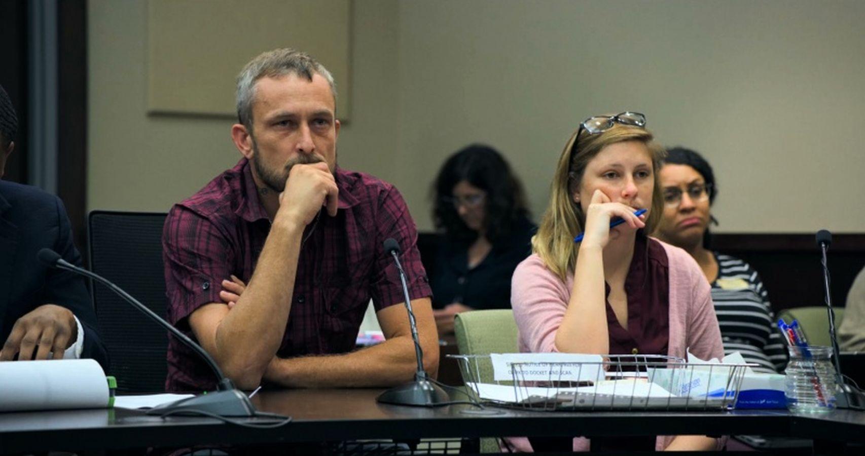 'SALA DEL JUZGADO 3H' de ANTONIO MÉNDEZ ESPARZA. Antonio Méndez (Madrid, 1976) ha sido galardonado con el premio FIPRESCI en San Sebastián con su segundo largometraje 'La vida y nada más' (2017). Su primer película fue 'Aquí y allá' (2012) que se estrenó en el Festival de Cannes donde recibió el Gran Premio de la Semaine de la Critique, así como también se presentó en Horizontes latinos en San Sebastián 