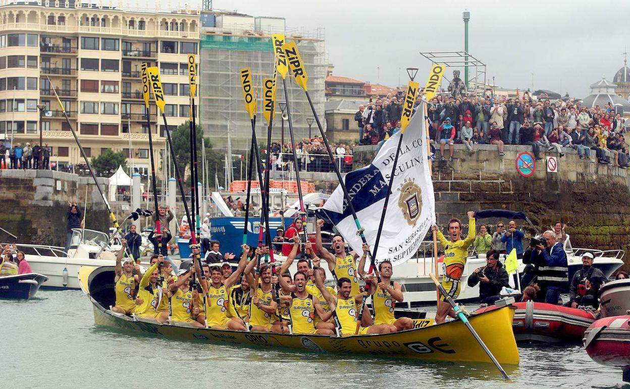 La trainera de Orio celebra la victoria conseguida en 2017.
