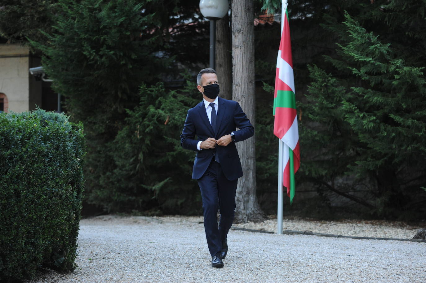 El tercer mandato del Ejecutivo de Iñigo Urkullu ha arrancado oficialmente este martes, con la toma de posesión de sus once consejeros en Ajuria Enea.