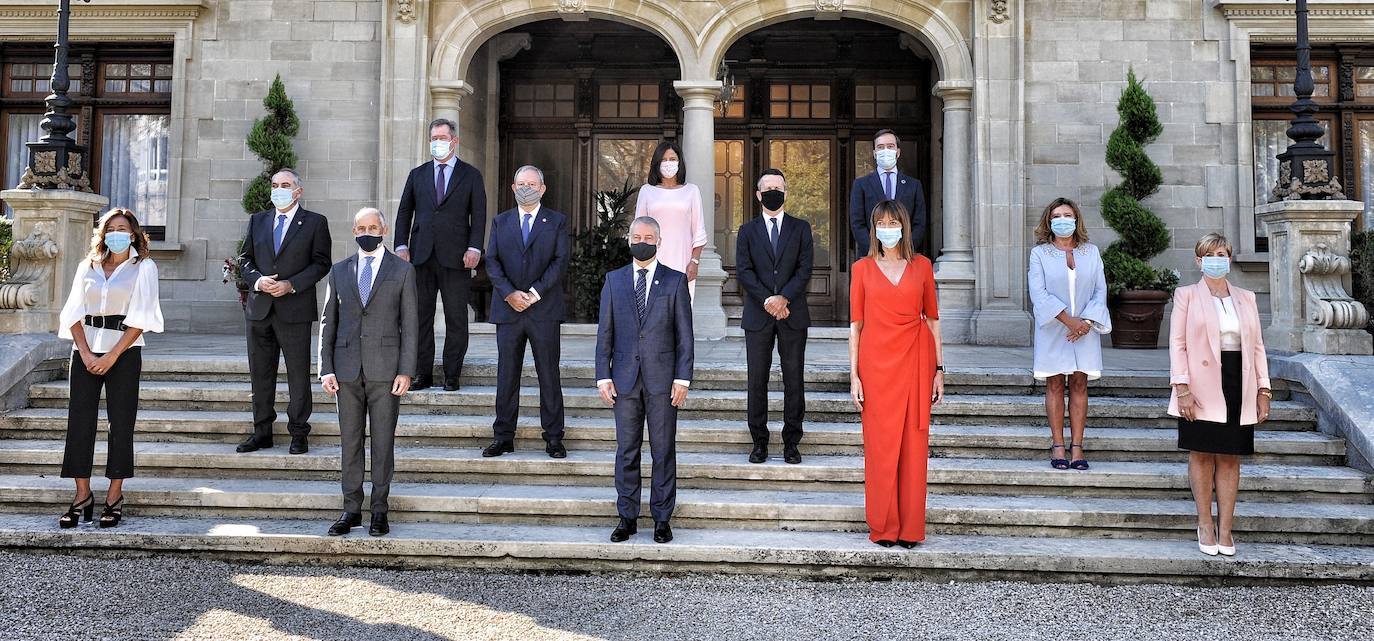 El tercer mandato del Ejecutivo de Iñigo Urkullu ha arrancado oficialmente este martes, con la toma de posesión de sus once consejeros en Ajuria Enea.