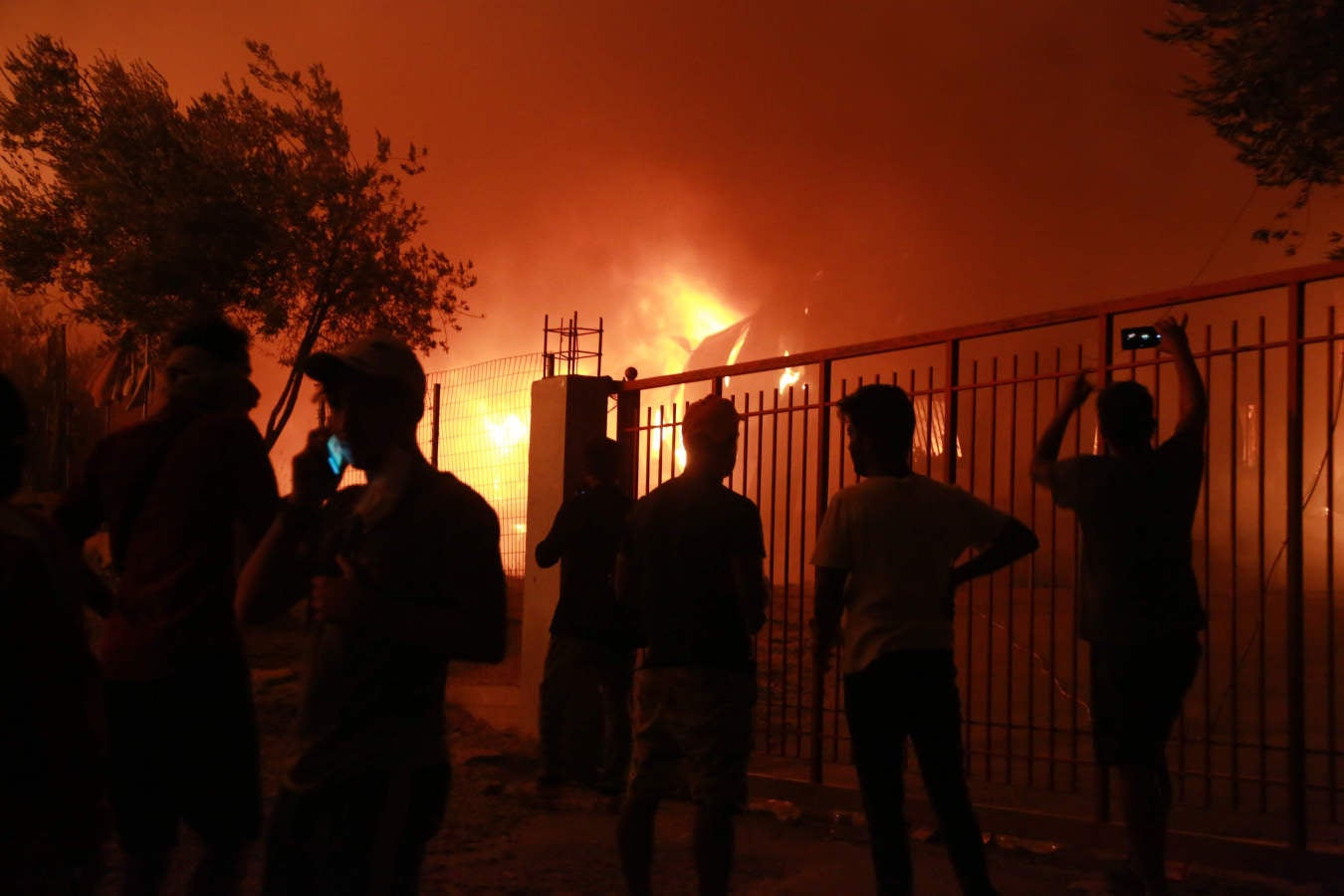 El campo de refugiados de Moria queda destruido en un incendio