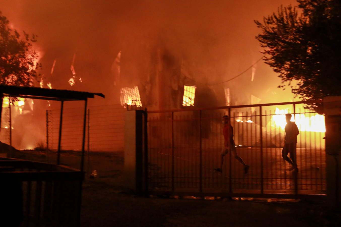 El campo de refugiados de Moria queda destruido en un incendio