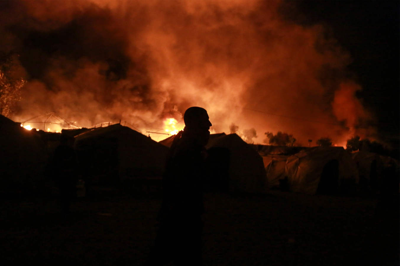 El campo de refugiados de Moria queda destruido en un incendio