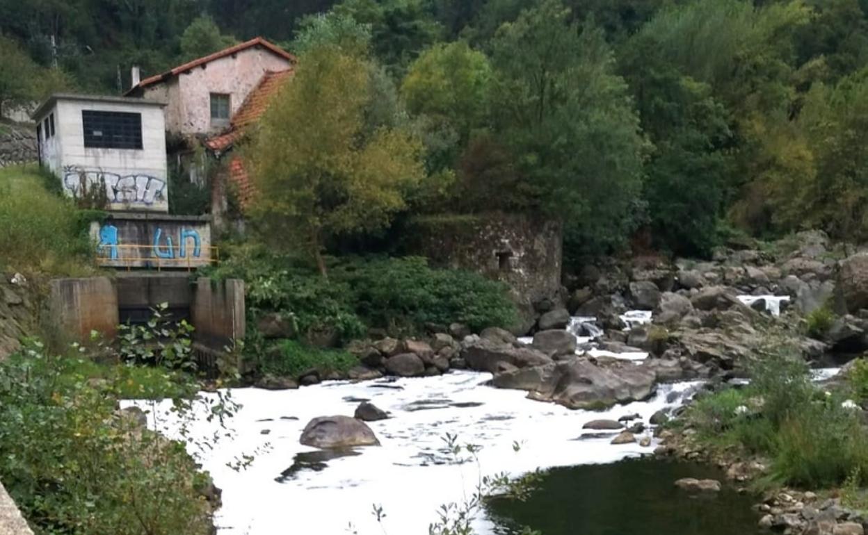 El Deba, cubierto de espuma, sorprendió a los paseantes del bidegorri.