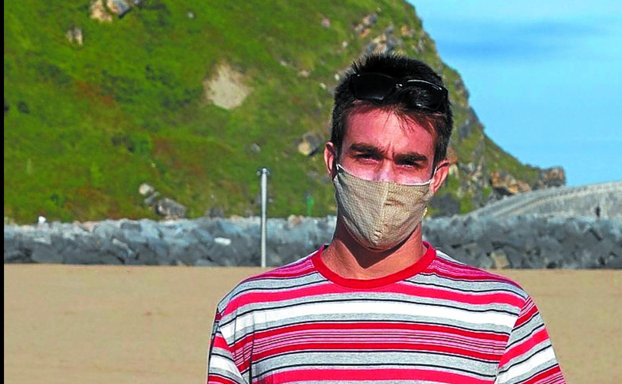 Imanol González pasea por la playa de Orio. 