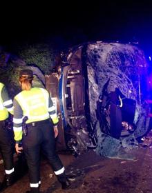 Imagen secundaria 2 - Más de veinte heridos en Pontevedra al volcar un autobús tras atropellar a un caballo