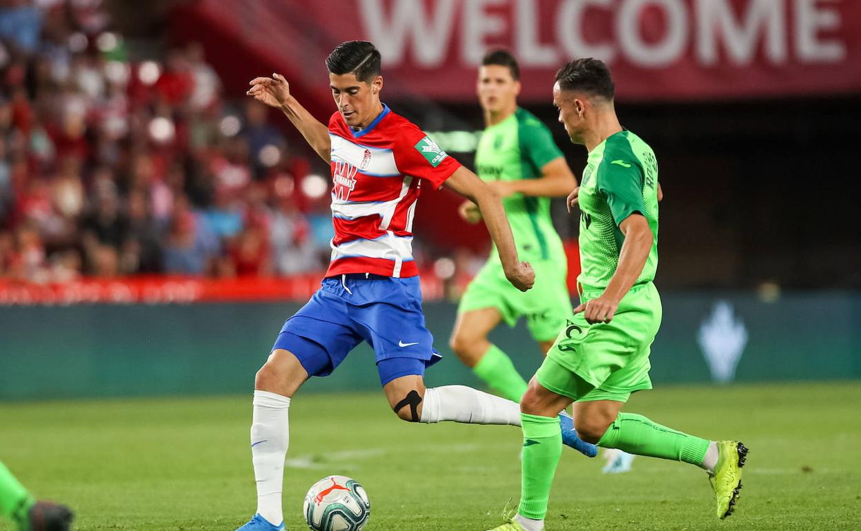 Carlos Fernández, en acción con el Granada. 
