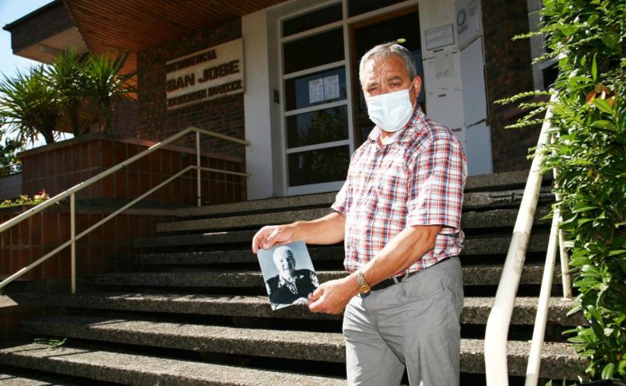 Serafín Sáez Sandonís muestra un retrato de su madre, Maritxu, frente a la residencia San José de Ordizia donde falleció en abril por coronavirus. 