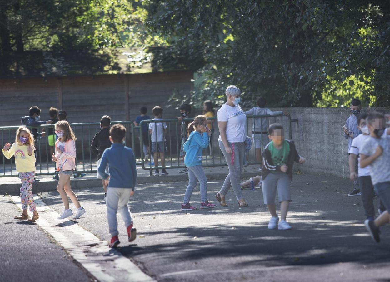 Tiempo de recreo en el patio del colegio público Toki Alai ayer, primera jornada del nuevo curso. 
