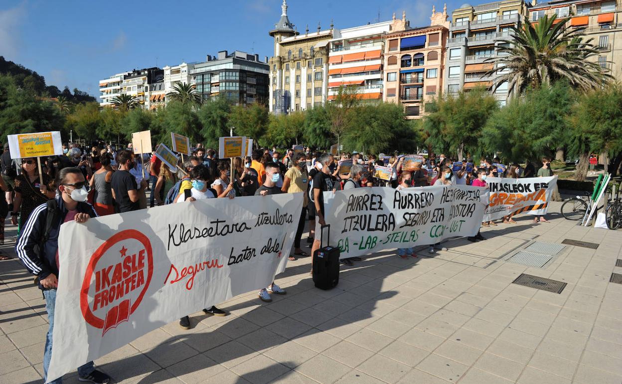 Los sindicatos se han concentrado frente a la delegación del Gobierno Vasco en San Sebastián.