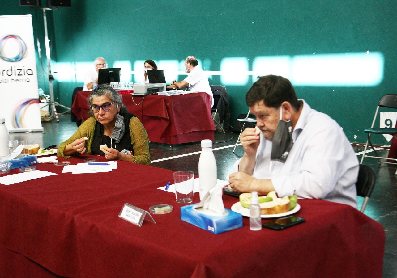 Patxi Lopez de Uralde Fernandez de Larrea es el ganador del XLVII concurso de quesos de Ordizia elaborados por pastores con leche cruda de Ardi Latxa o Karrantzana