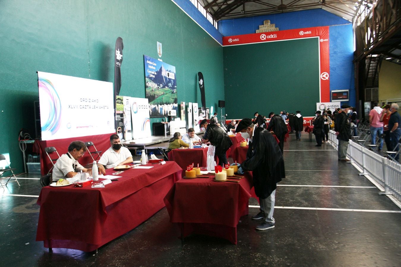 Patxi Lopez de Uralde Fernandez de Larrea es el ganador del XLVII concurso de quesos de Ordizia elaborados por pastores con leche cruda de Ardi Latxa o Karrantzana