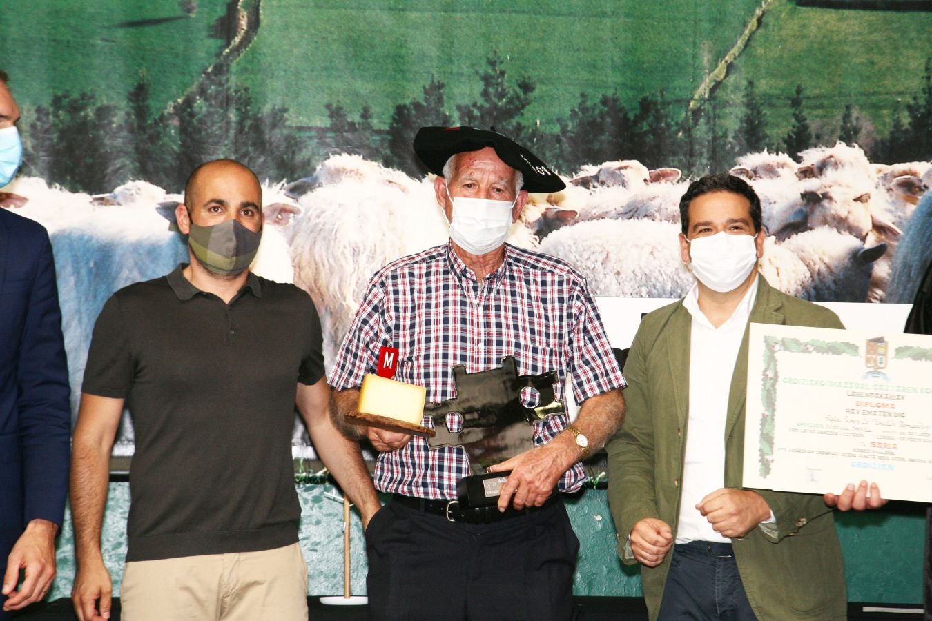 Patxi Lopez de Uralde Fernandez de Larrea es el ganador del XLVII concurso de quesos de Ordizia elaborados por pastores con leche cruda de Ardi Latxa o Karrantzana