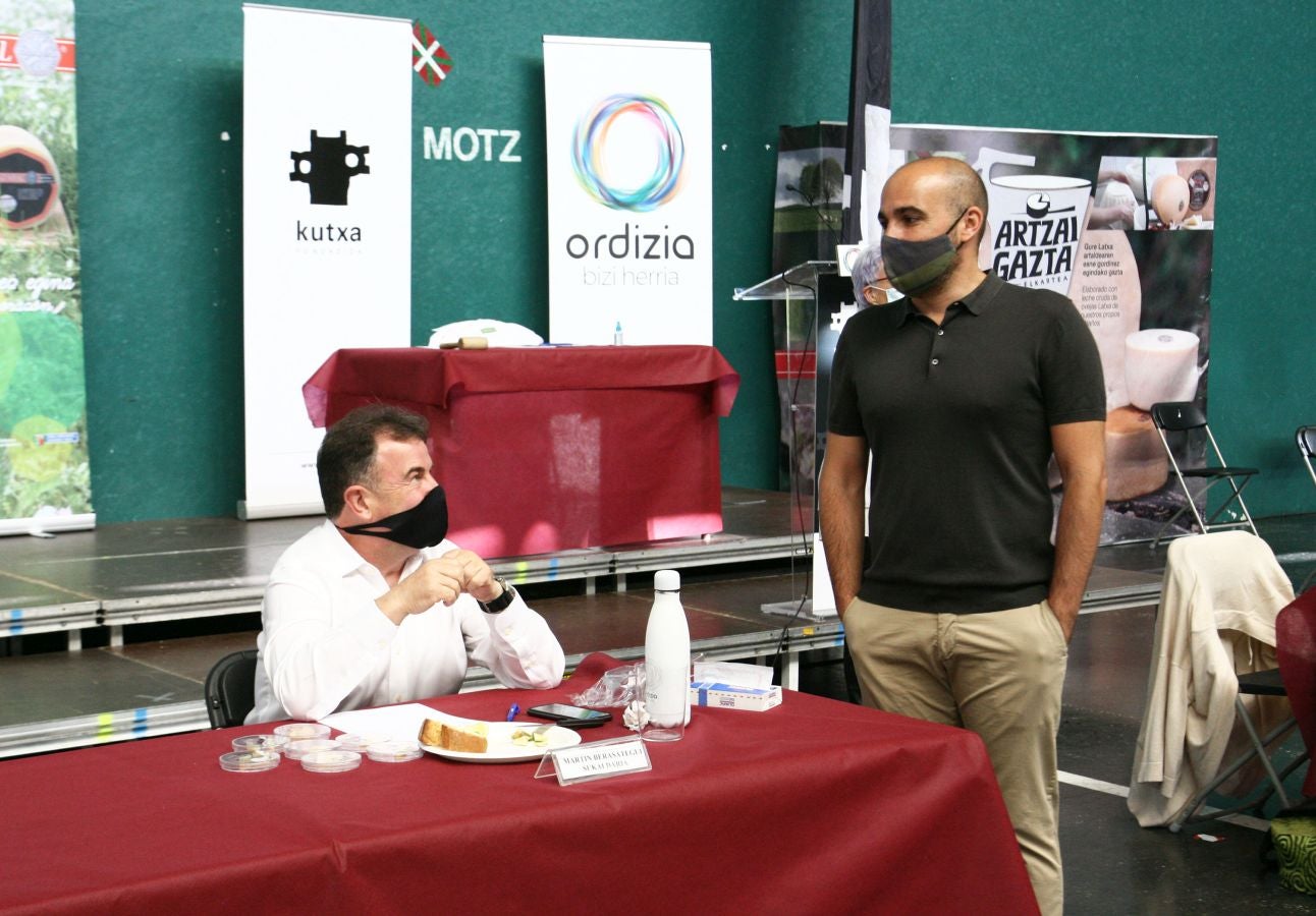 Patxi Lopez de Uralde Fernandez de Larrea es el ganador del XLVII concurso de quesos de Ordizia elaborados por pastores con leche cruda de Ardi Latxa o Karrantzana