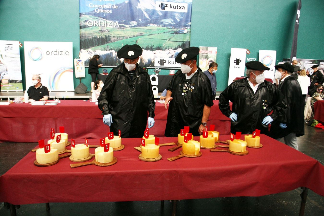 Patxi Lopez de Uralde Fernandez de Larrea es el ganador del XLVII concurso de quesos de Ordizia elaborados por pastores con leche cruda de Ardi Latxa o Karrantzana