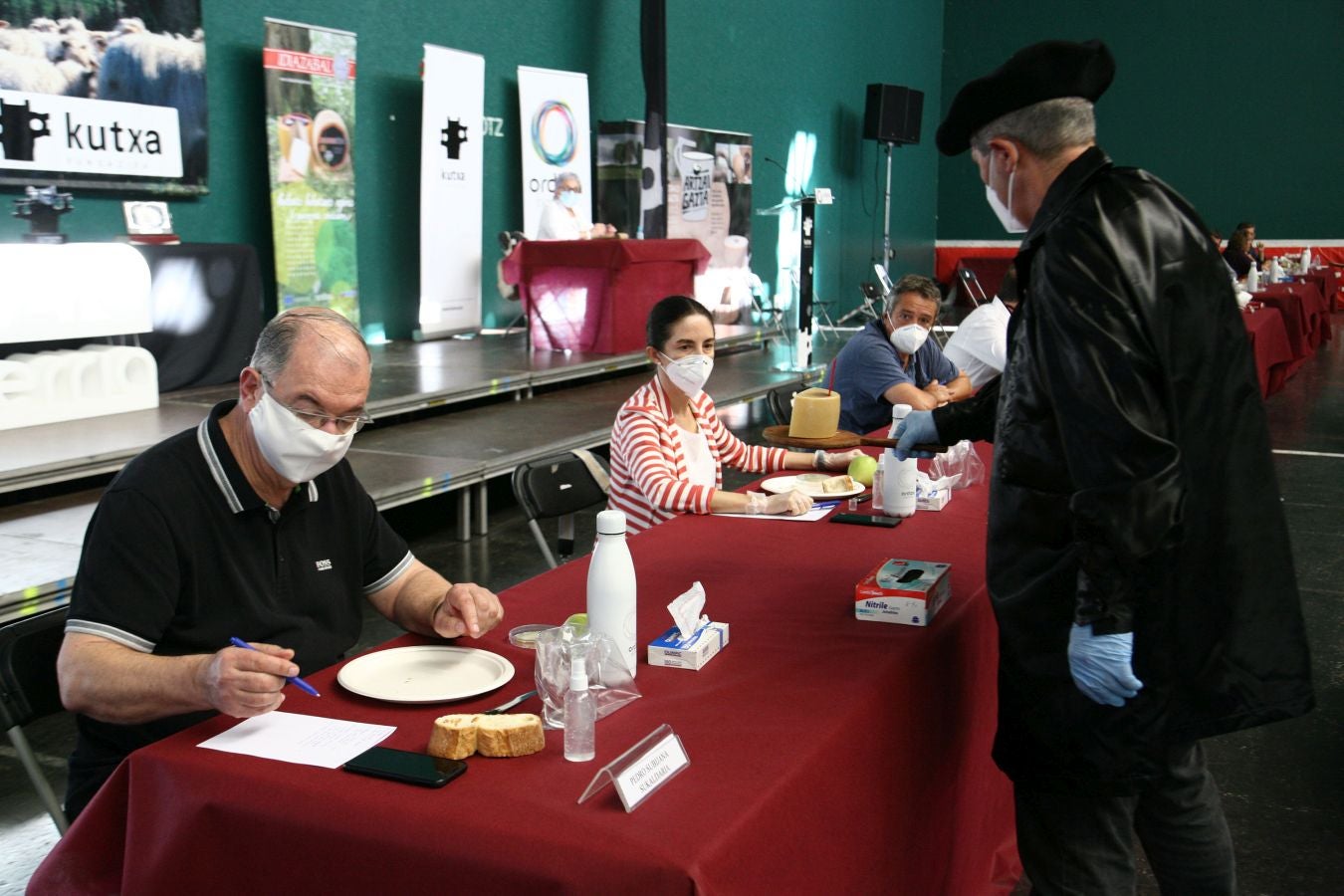 Patxi Lopez de Uralde Fernandez de Larrea es el ganador del XLVII concurso de quesos de Ordizia elaborados por pastores con leche cruda de Ardi Latxa o Karrantzana