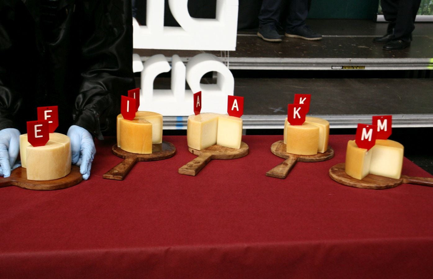 Patxi Lopez de Uralde Fernandez de Larrea es el ganador del XLVII concurso de quesos de Ordizia elaborados por pastores con leche cruda de Ardi Latxa o Karrantzana