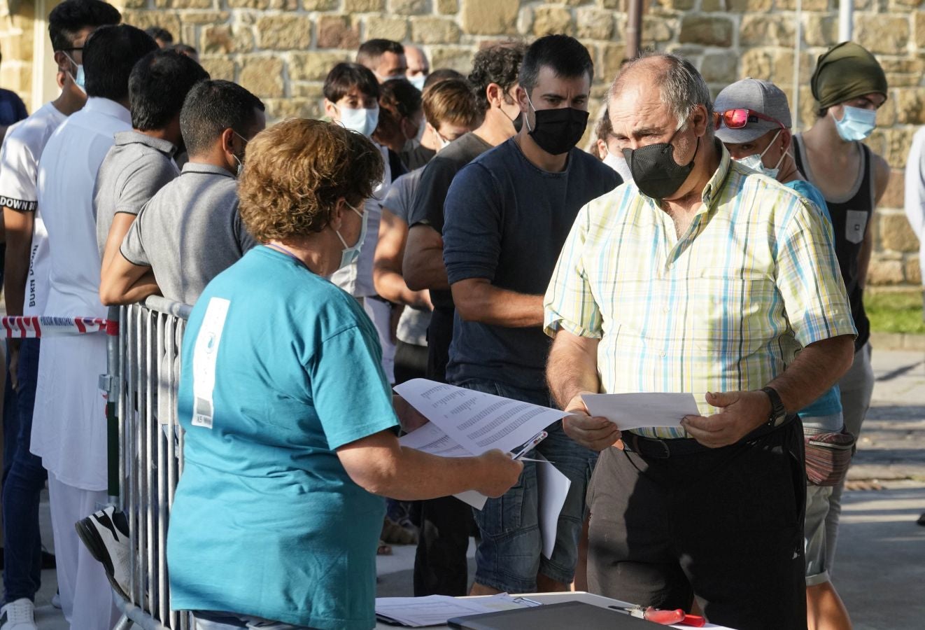 Medio millar de temporeros se someten a test PCR antes de dar comienzo a la vendimia del txakoli