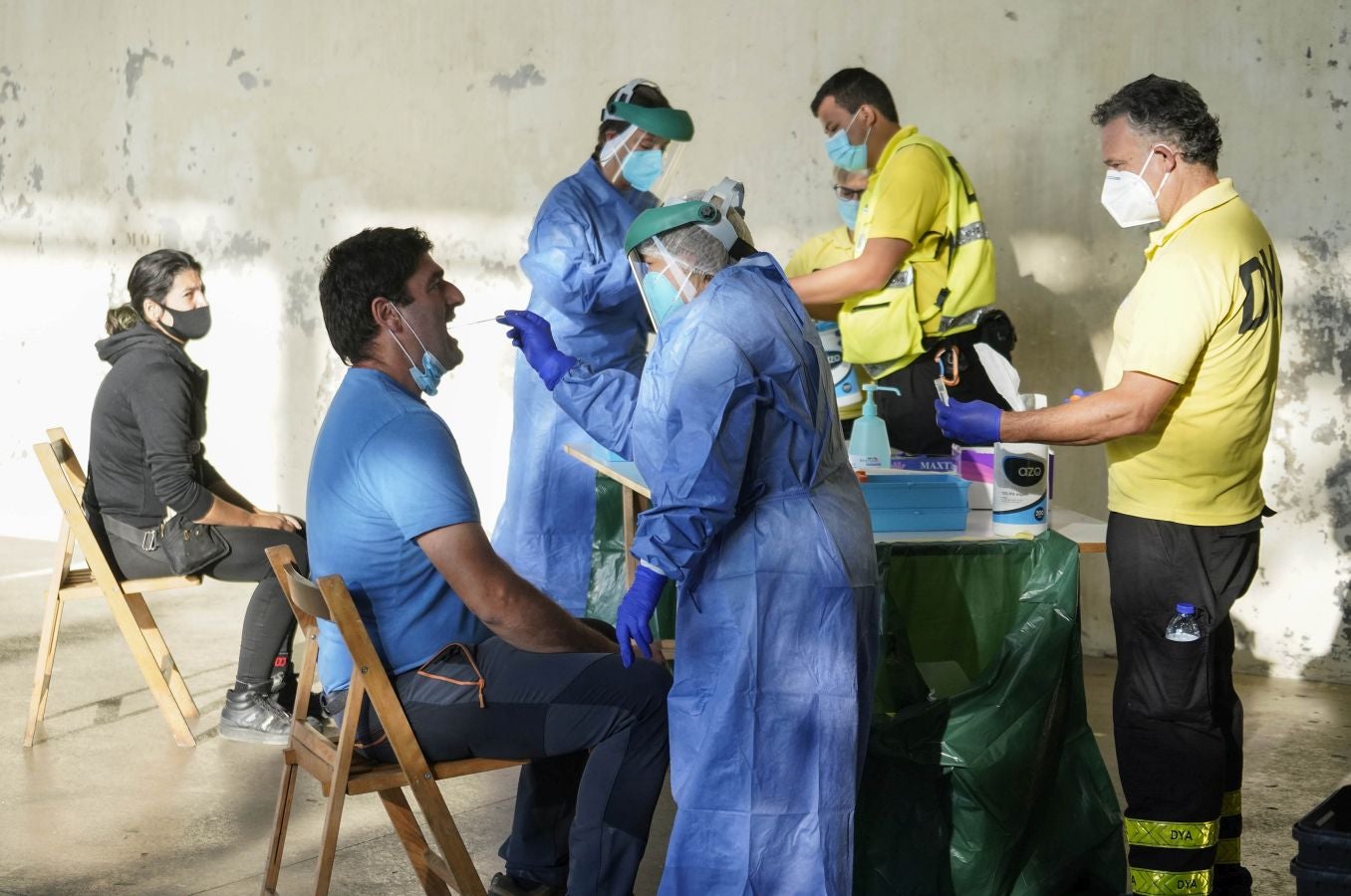 Medio millar de temporeros se someten a test PCR antes de dar comienzo a la vendimia del txakoli