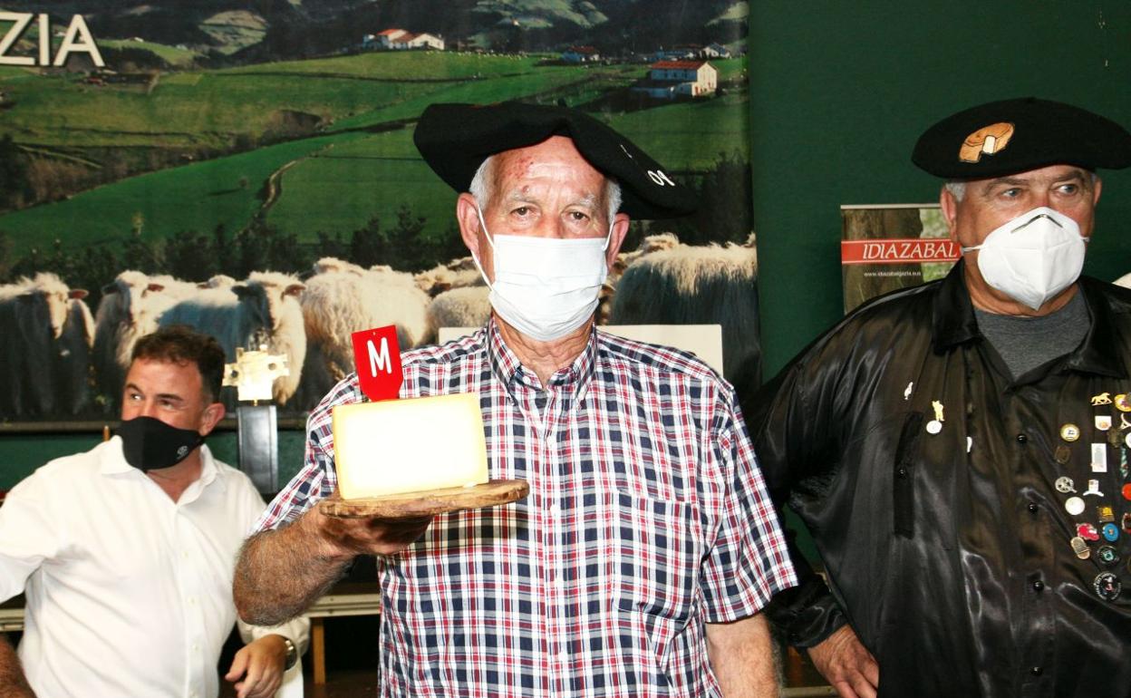 Pascual López de Uralde, con la mitad del queso vencedor.