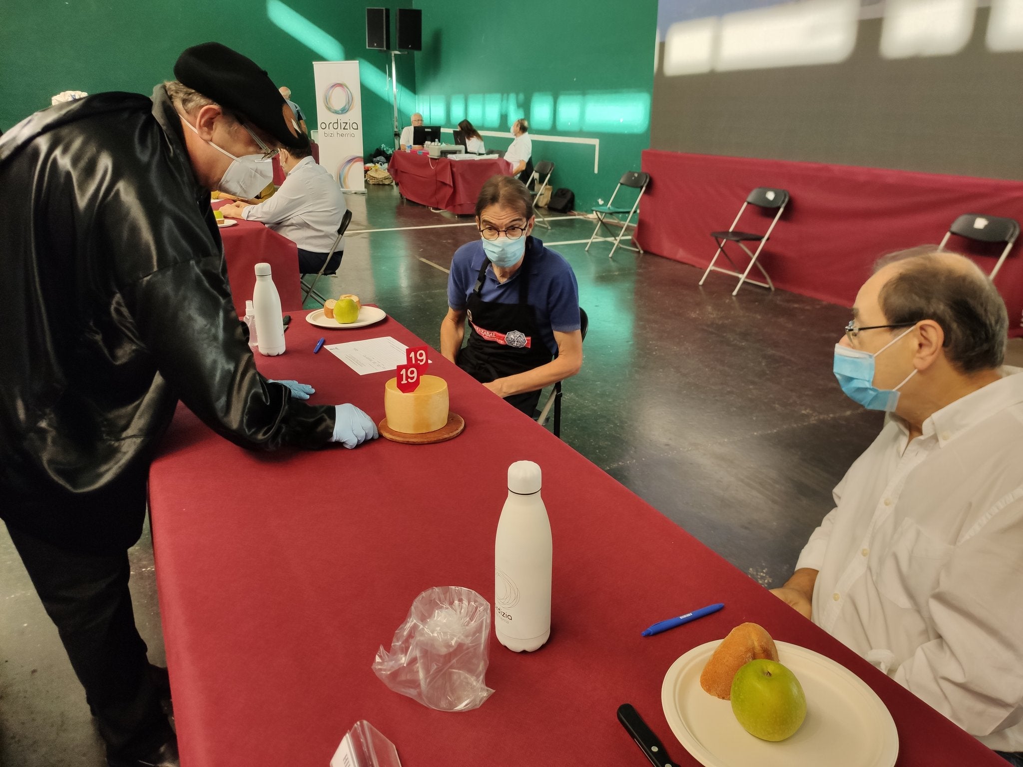 Imagen principal - Una vez que los miembros de la Cofradía han entregado los trozos de quesos cortado el jurado ha podido quitarse la mascarilla. 