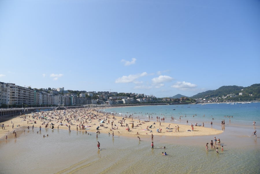 Fotos: Los guipuzcoanos se resisten a despedirse de la playa